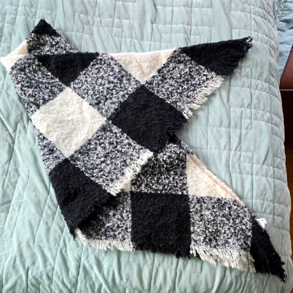 Sonoma Black and Cream Accent scarf with Geometric Design - Picture 2 of 3